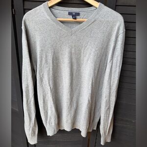GAP Men's V-Neck Sweater in Light Gray